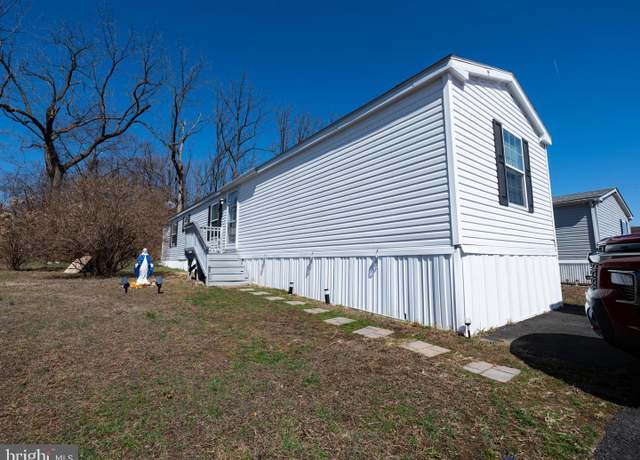 Property at 318 Oak St, Hamburg, PA 19526, 3 beds, 2 baths