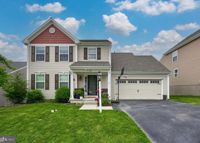 Property at 212 Kenneth Dr, Leola, PA 17540, 3 beds, 2.5 baths