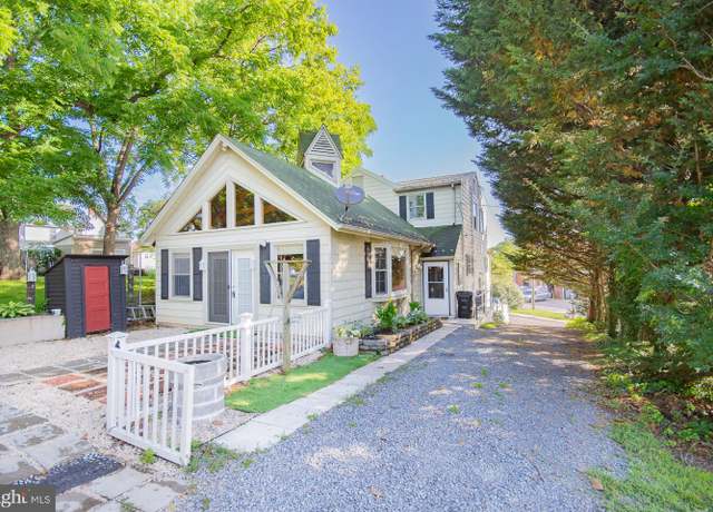 Property at 121 E James St, Winchester, VA 22601, 4 beds, 2 baths