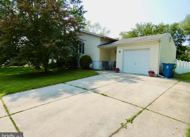 Property at 41 Stallion Dr, Newark, DE 19713, 4 beds, 2 baths