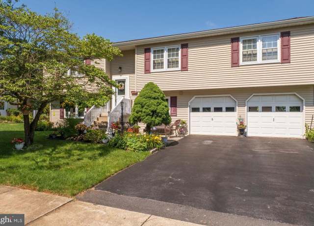 Property at 32 Devonshire Dr, Reading, PA 19610, 4 beds, 3 baths