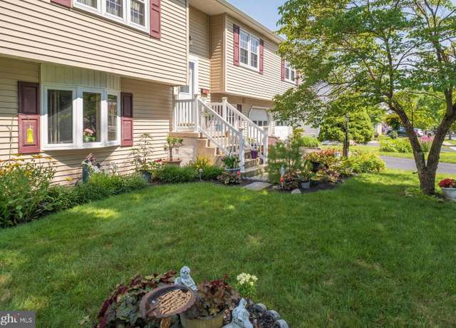 Property at 32 Devonshire Dr, Reading, PA 19610, 4 beds, 3 baths
