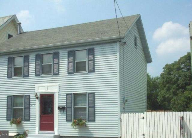 Property at 271 Washington St E, Chambersburg, PA 17201, 3 beds, 1.5 baths