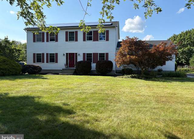 Property at 12 N Hockey Dr, Columbus, NJ 08022, 4 beds, 2.5 baths