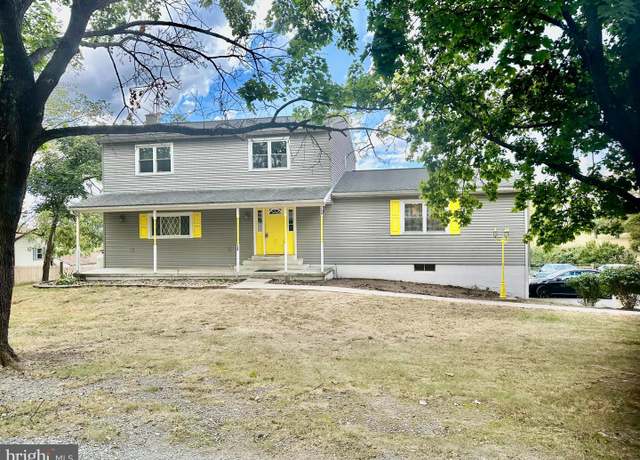 Property at 124 Clover Ln, Carlisle, PA 17015, 6 beds, 2.5 baths