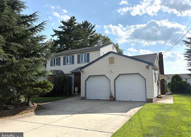 Property at 30 Springlane Dr, Blackwood, NJ 08012, 4 beds, 2.5 baths