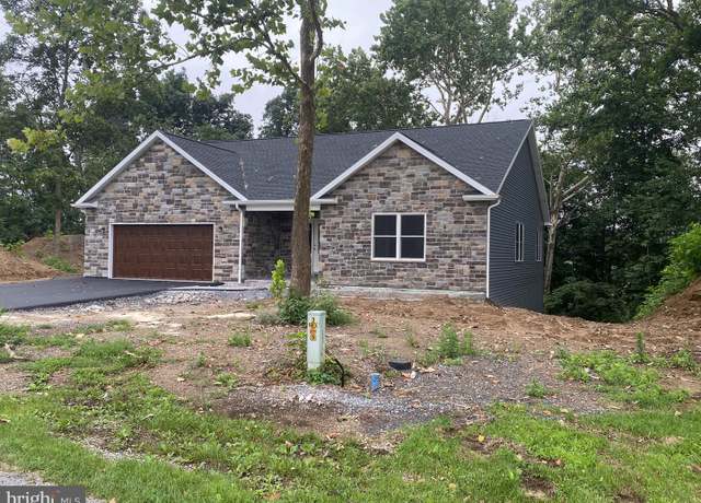 Property at 148 Buckingham Dr, Chambersburg, PA 17201, 3 beds, 2 baths