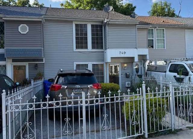 Property at 749 Summit Chase Dr, Reading, PA 19611, 3 beds, 1.5 baths
