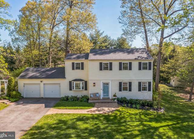 Property at 19 Oak Hill Cir, Malvern, PA 19355, 4 beds, 2.5 baths