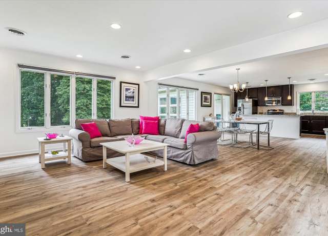Property at 14807 Spriggs Rd, Woodbridge, VA 22193, 4 beds, 2.5 baths