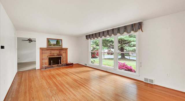 Photo of 136 Shelbourne Dr, York, PA 17403