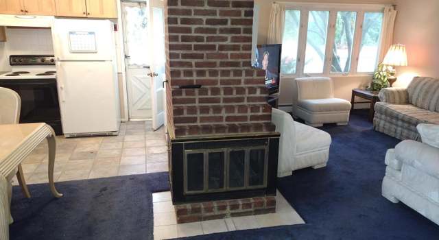 Photo of 386 Lakeside Dr, Levittown, PA 19054