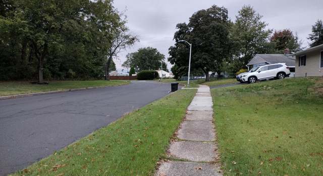 Photo of 386 Lakeside Dr, Levittown, PA 19054