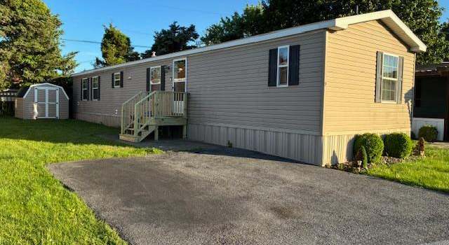 Photo of 9 S Green Acres Cir, Akron, PA 17501