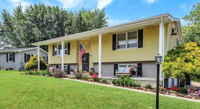 Photo of 18 Pine Ln, New Oxford, PA 17350