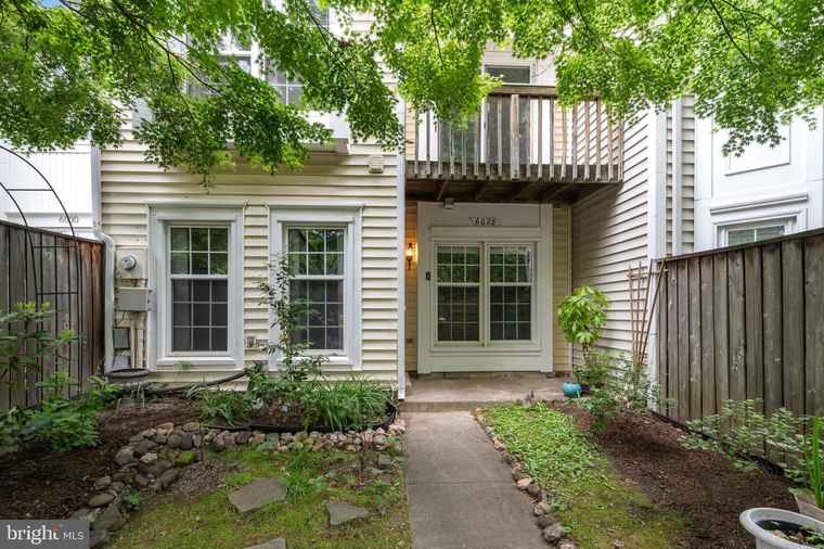 Photo of 6028 Chestnut Hollow Ct Centreville, VA 20121