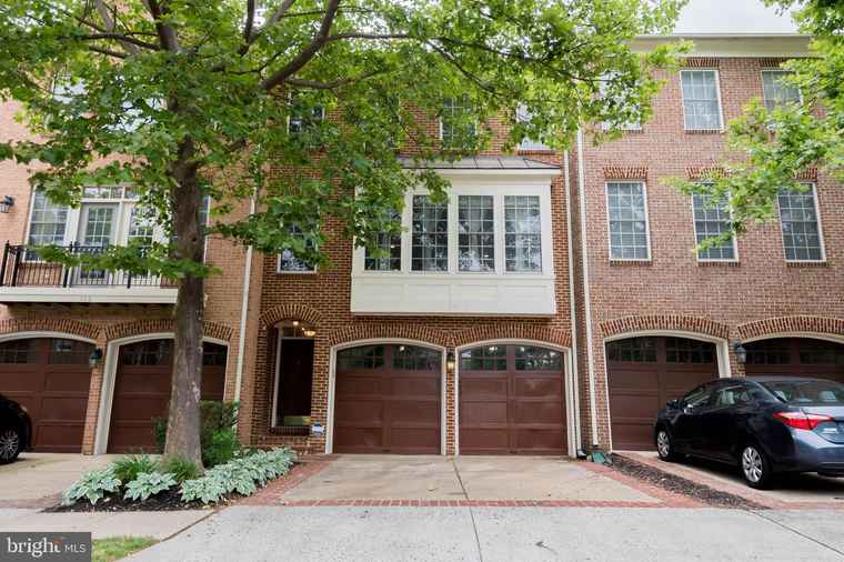 Photo of 114 Herndon Mill Cir Herndon, VA 20170