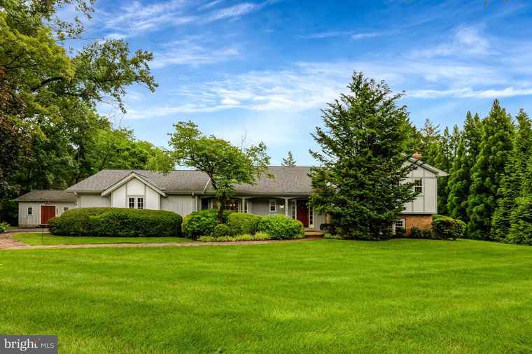 Photo of 1013 Wilhelm Dr Great Falls, VA 22066