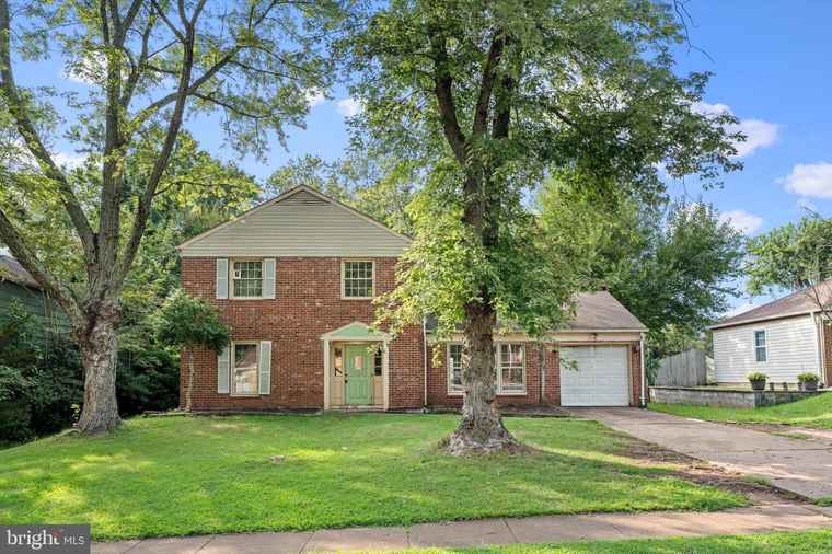 Photo of 13622 Ellendale Dr Chantilly, VA 20151