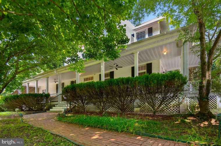 Photo of 7511 Lhirondelle Club Rd Towson, MD 21204