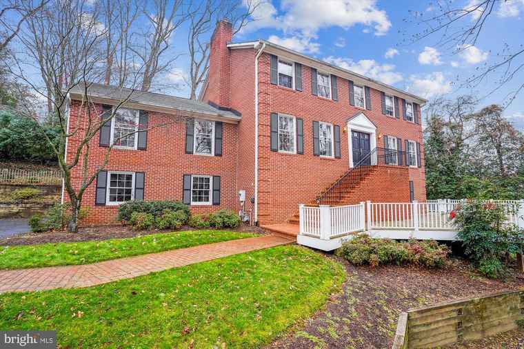 Photo of 5850 Aspen Wood Ct Mclean, VA 22101