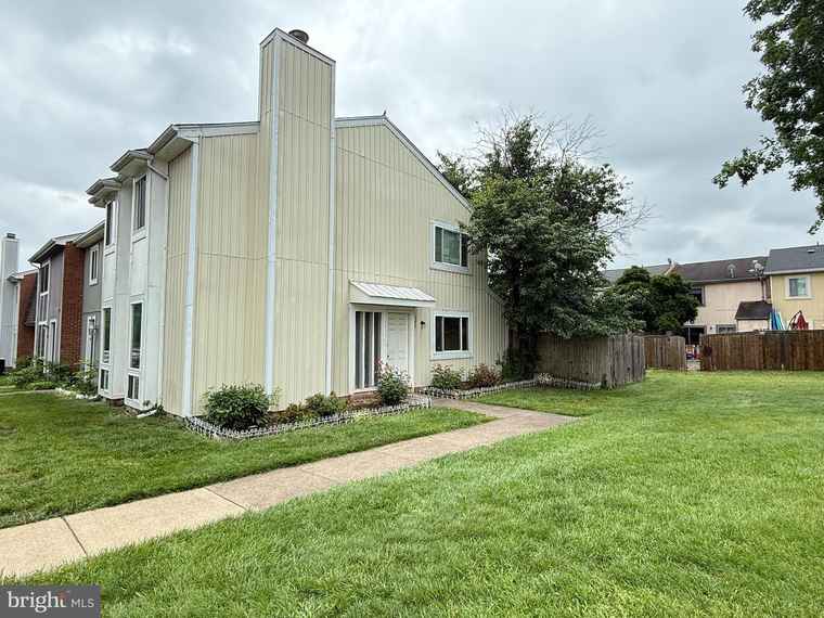 Photo of 1089 Knight Ln Herndon, VA 20170