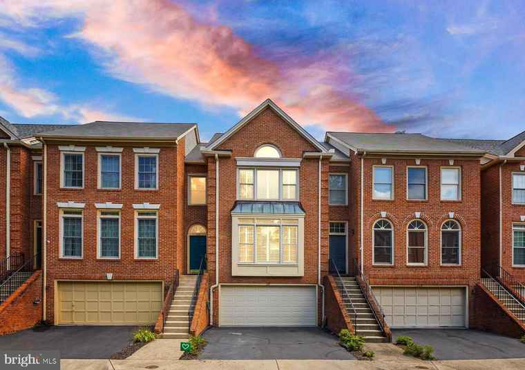 Photo of 126 Mendon Ln SW Vienna, VA 22180