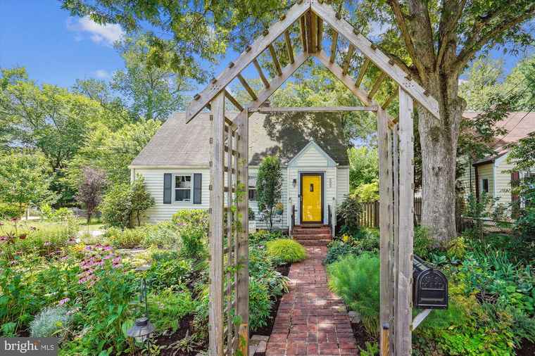 Photo of 505 Randolph St Falls Church, VA 22046
