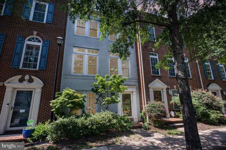 Photo of 822 W Glebe Rd Alexandria, VA 22305