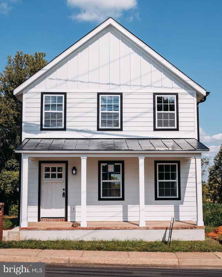 Photo of 449 Falmouth St Warrenton, VA 20186