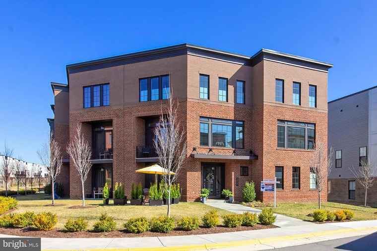 Photo of 23109 Cottonwillow Sq Brambleton, VA 20148