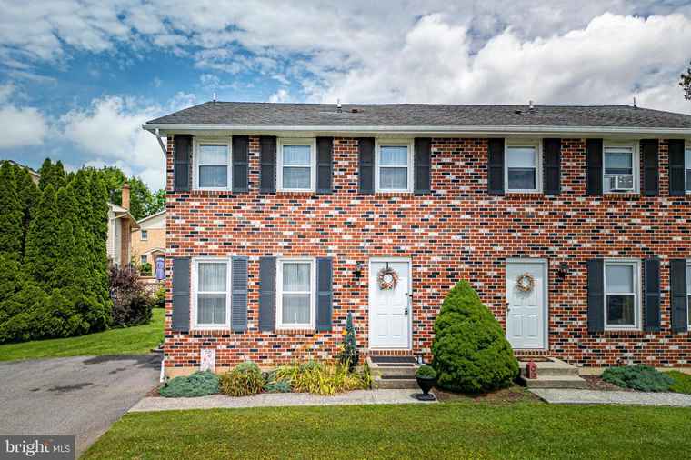 Photo of 7 Rosemont Ct Palmer, PA 18045