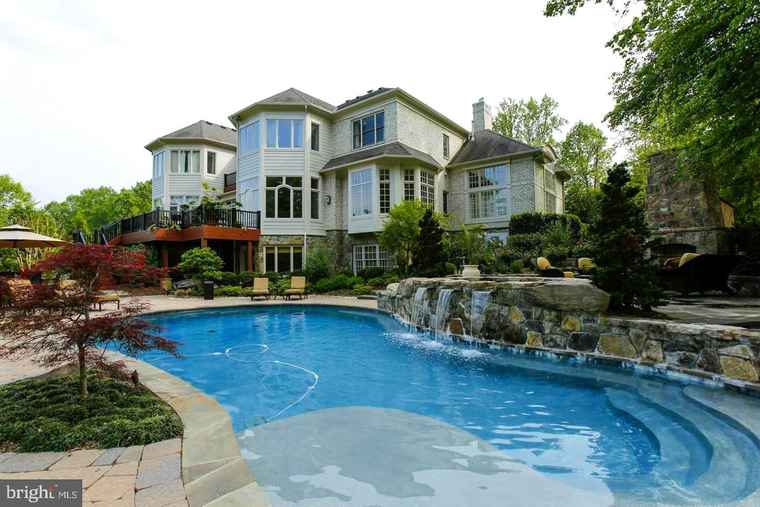 Photo of 9864 Walker Glen Ct Great Falls, VA 22066