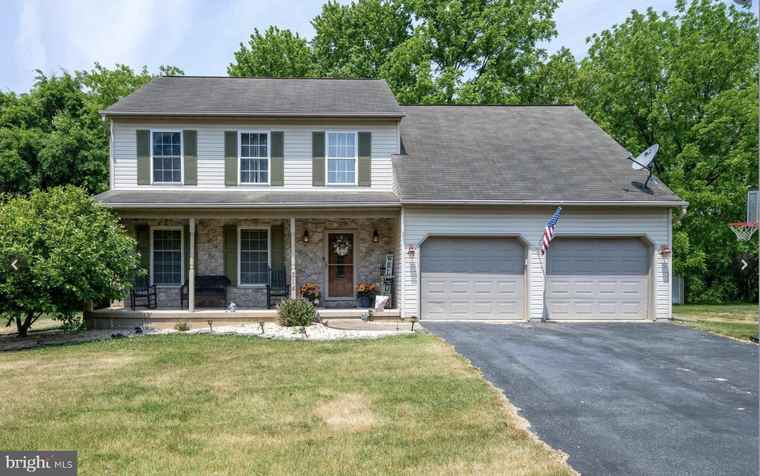 Photo of 214 Holly Ln Lancaster, PA 17602