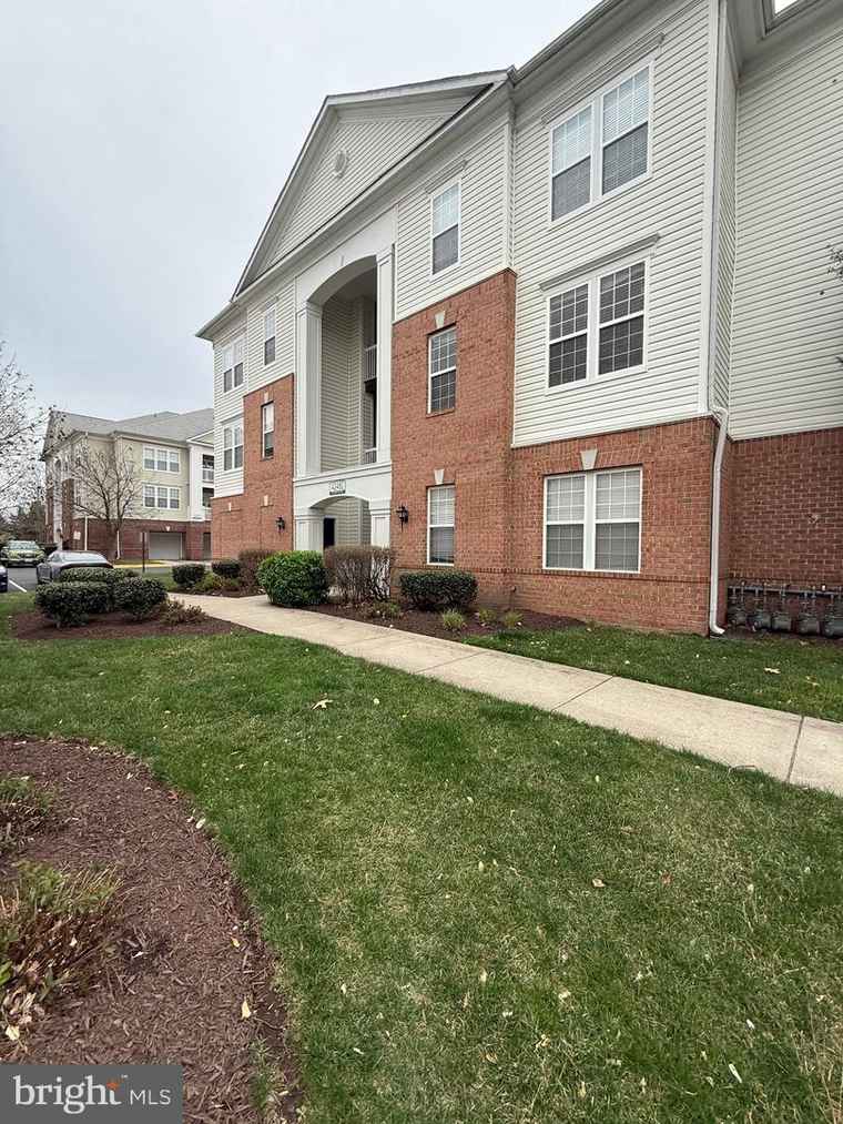 Photo of 42480 Rockrose Sq #202 Brambleton, VA 20148