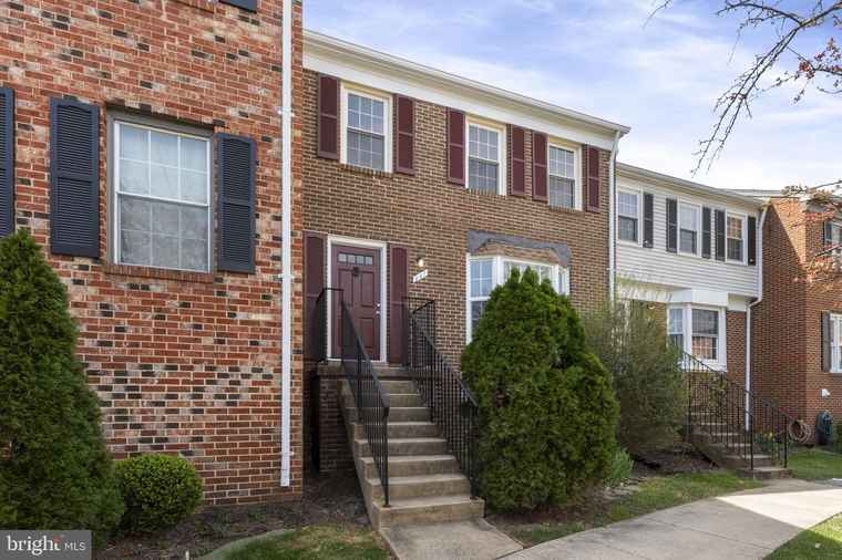Photo of 941 Sherwood Ct Sterling, VA 20164