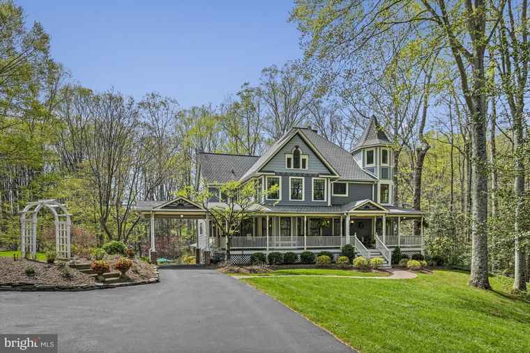 Photo of 204 River Park Dr Great Falls, VA 22066
