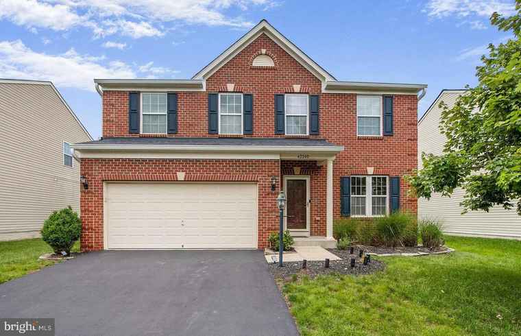 Photo of 42240 Palm Cove Ct Chantilly, VA 20152