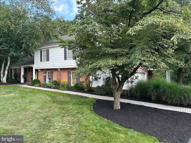 Photo of 1354 Country Club Dr Lancaster, PA 17601