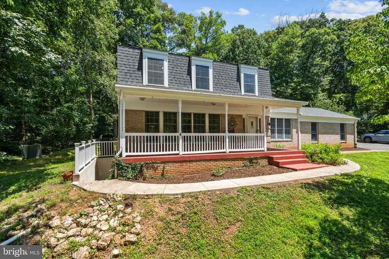 Photo of 10418 Adel Rd Oakton, VA 22124