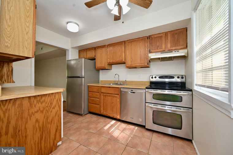 Photo of 862 Azalea Dr Unit 20-862 Rockville, MD 20850