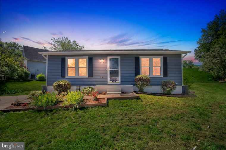 Photo of 152 Oak View Dr SE Leesburg, VA 20175