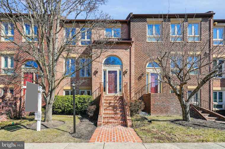 Photo of 10127 Turnberry Pl Oakton, VA 22124