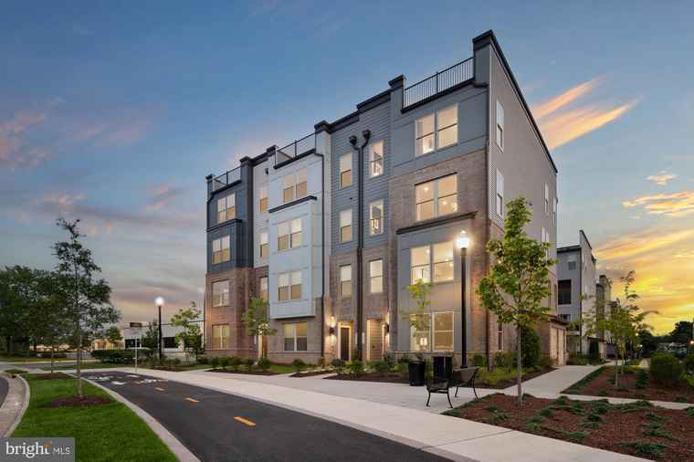 Photo of 2158 Glacier Rd Herndon, VA 20170