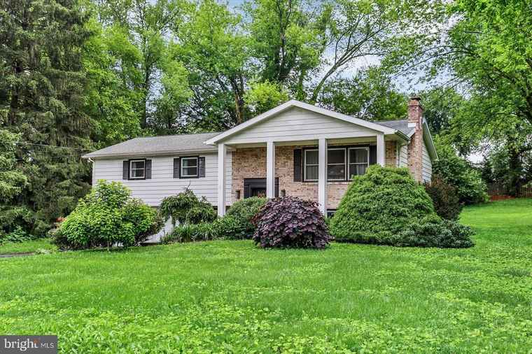 Photo of 301 N Lynbrook Dr N York, PA 17402