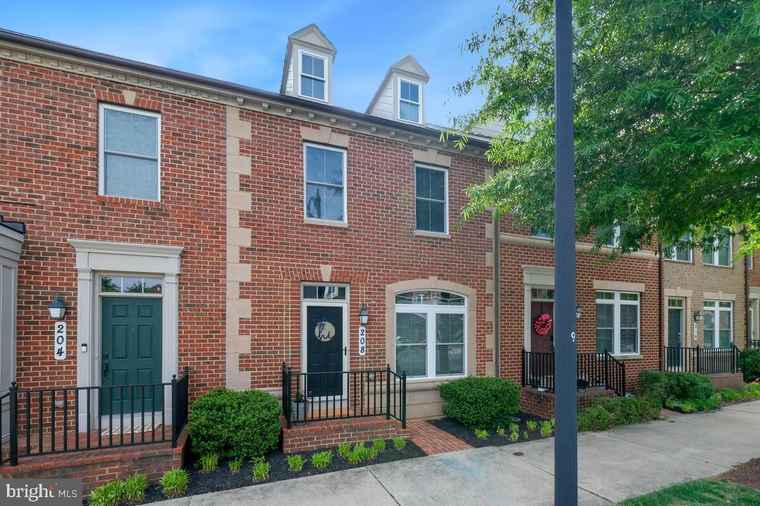 Photo of 208 Parkview Ave Gaithersburg, MD 20878