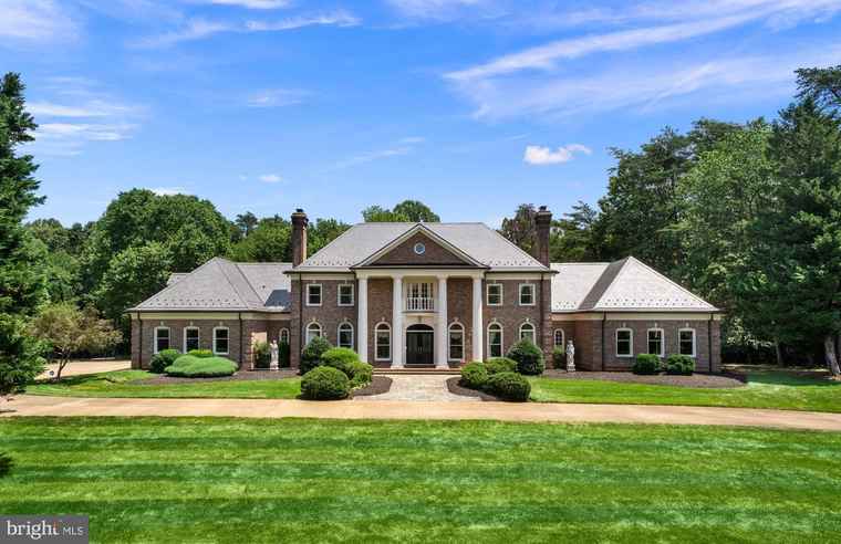 Photo of 2401 Oakmont Ct Oakton, VA 22124