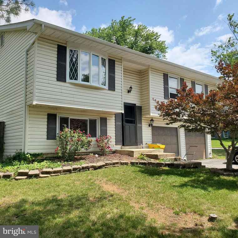 Photo of 2000 Aberdeen Dr Crofton, MD 21114