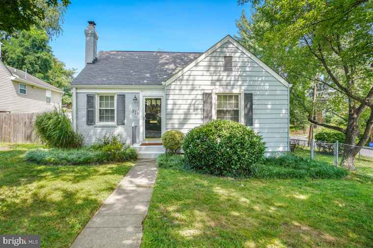 Photo of 811 Langley Dr Silver Spring, MD 20901