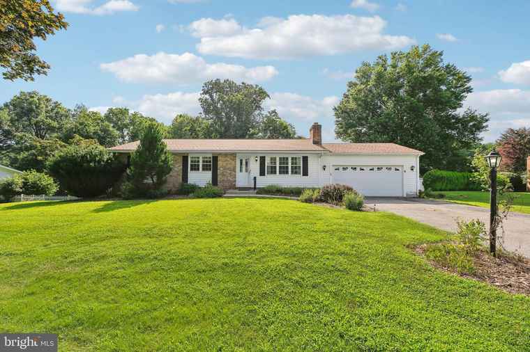Photo of 4002 Dee Jay Dr Ellicott City, MD 21042